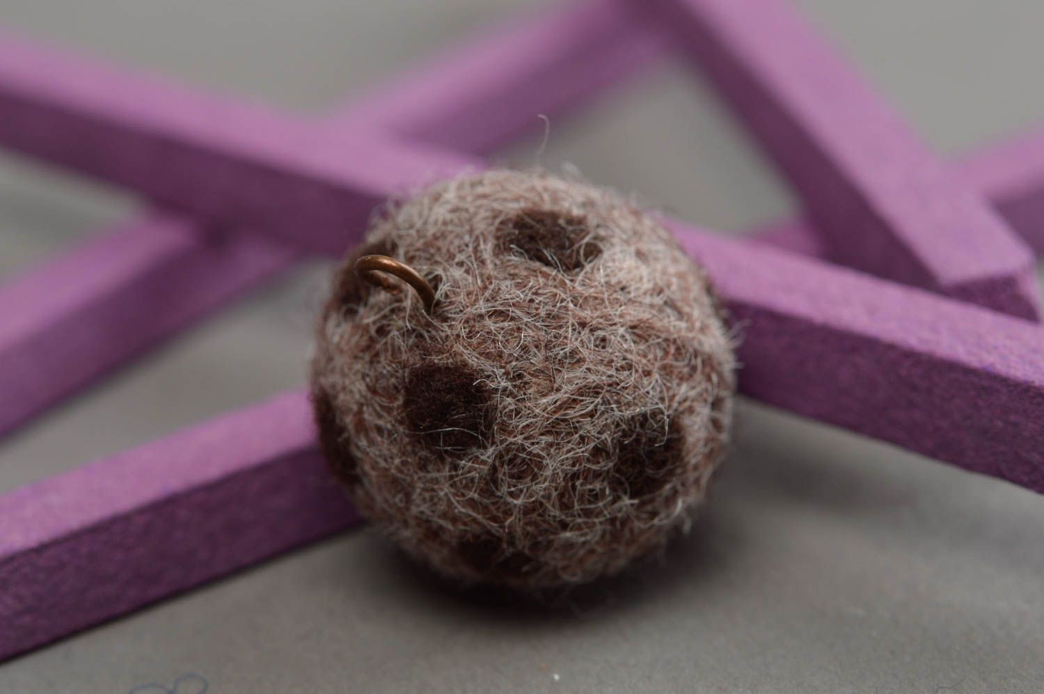 Ciondolo in lana fatto a mano semilavorato per bigiotteria pendente in feltro foto 3