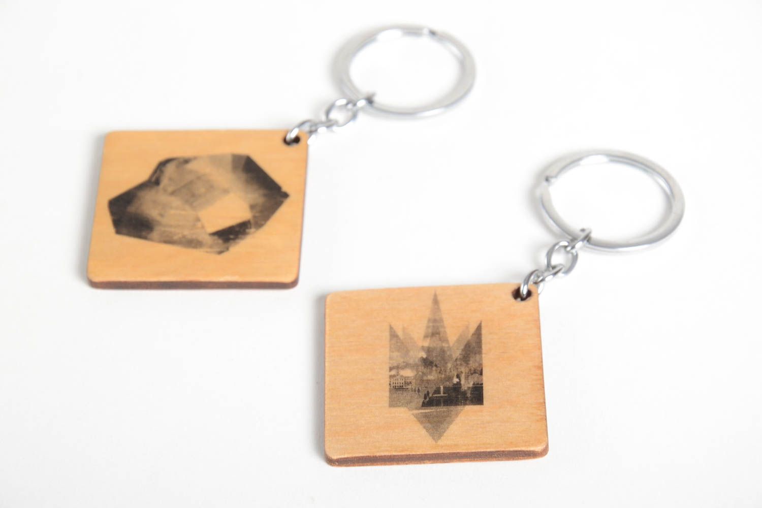 Porte-clés en bois faits main carrés originaux 2 pièces Accessoires design photo 2