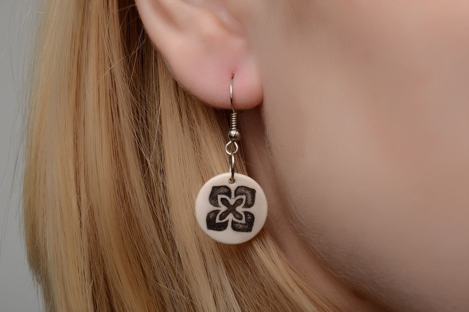 Runde originelle bemalte handgemachte Ohrringe aus weißem Ton mit Anhängern für Damen foto 2