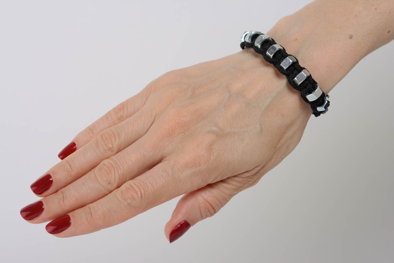 Bracelet en polyester large noir avec écrous en inox fait main macramé photo 3