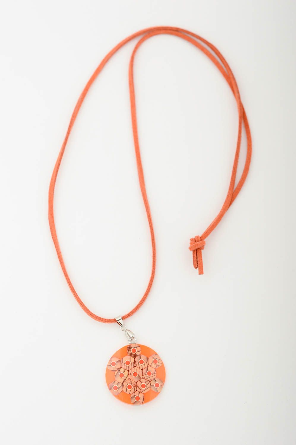 Украшение из карандашей ручной работы кулон на шею оранжевая подвеска бижутерия фото 3