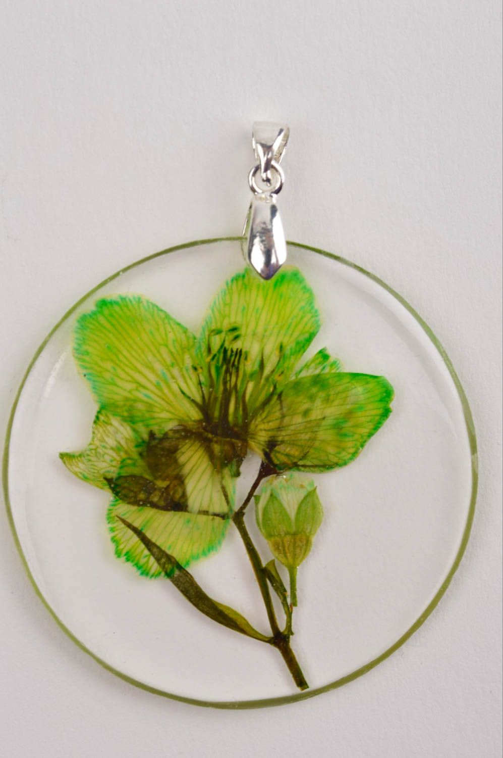 Кулон ручной работы украшение из эпоксидной смолы подвеска на шею зеленая фото 2