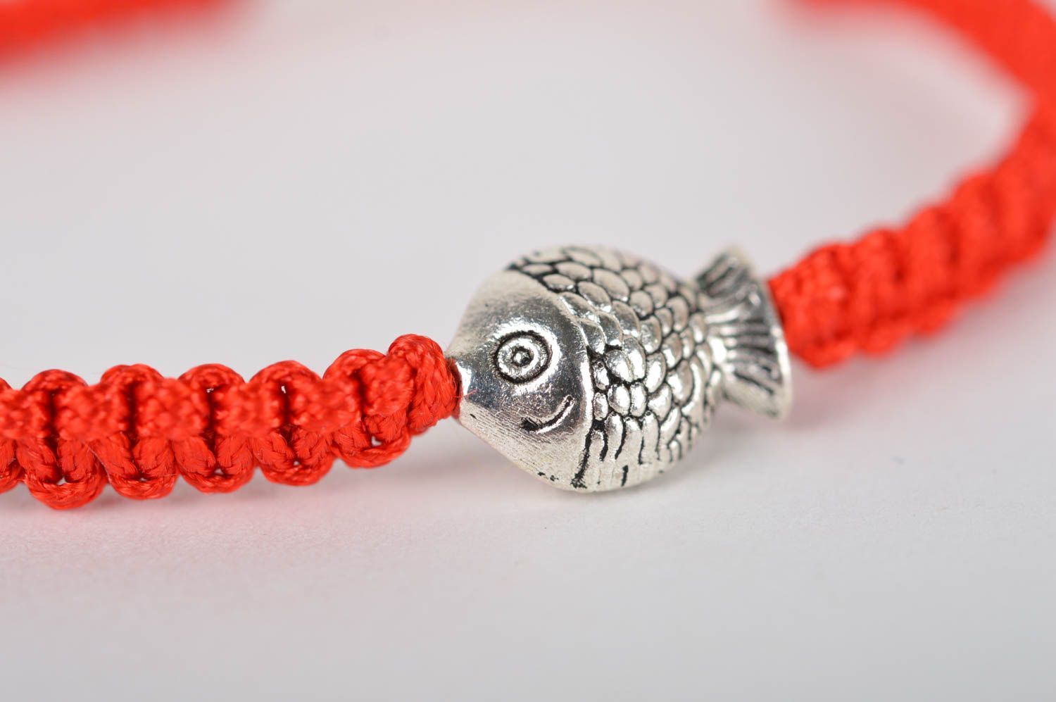 Браслет ручной работы красный браслет с рыбкой модная бижутерия авторская фото 4