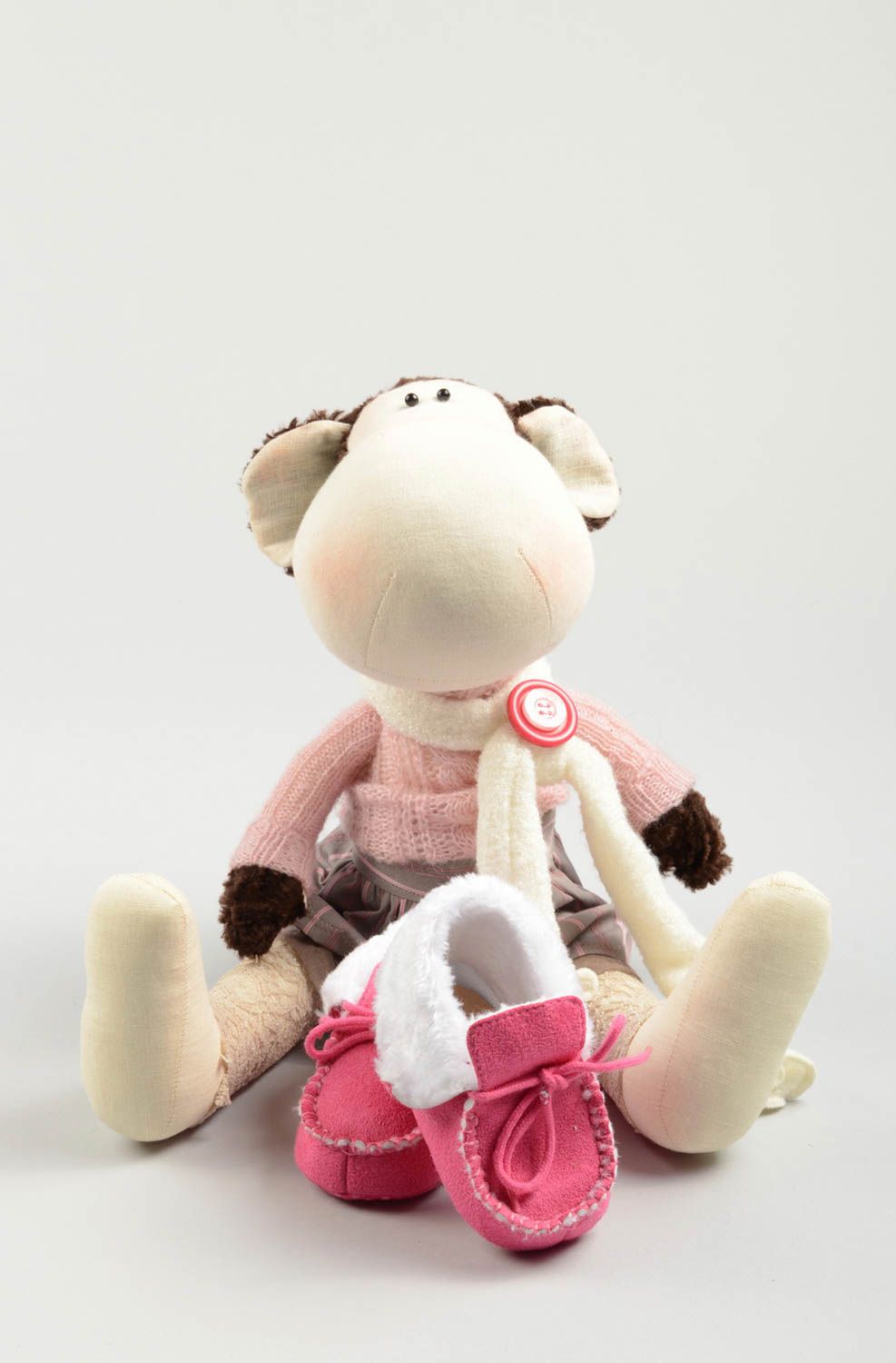 Muñeco artesanal juguete original elemento decorativo monito vestido alegre foto 4
