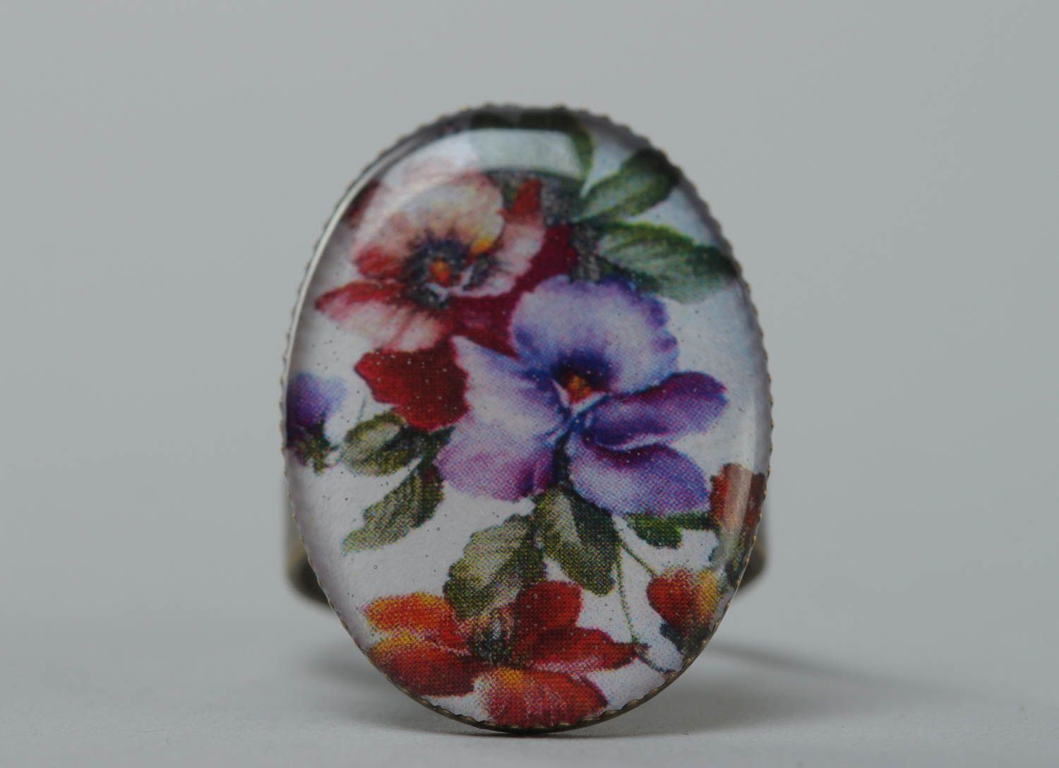 Handcrafted vintage egg-shaped ring made of glass glaze with violets photo 3