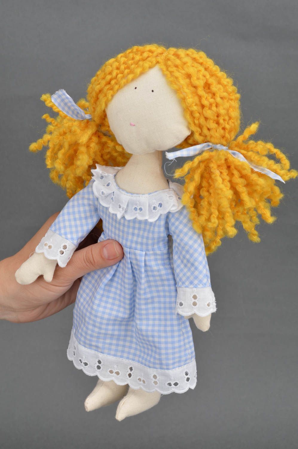 Lustige schöne künstlerische Puppe aus Stoff im Kleid für Dekor Handarbeit foto 3