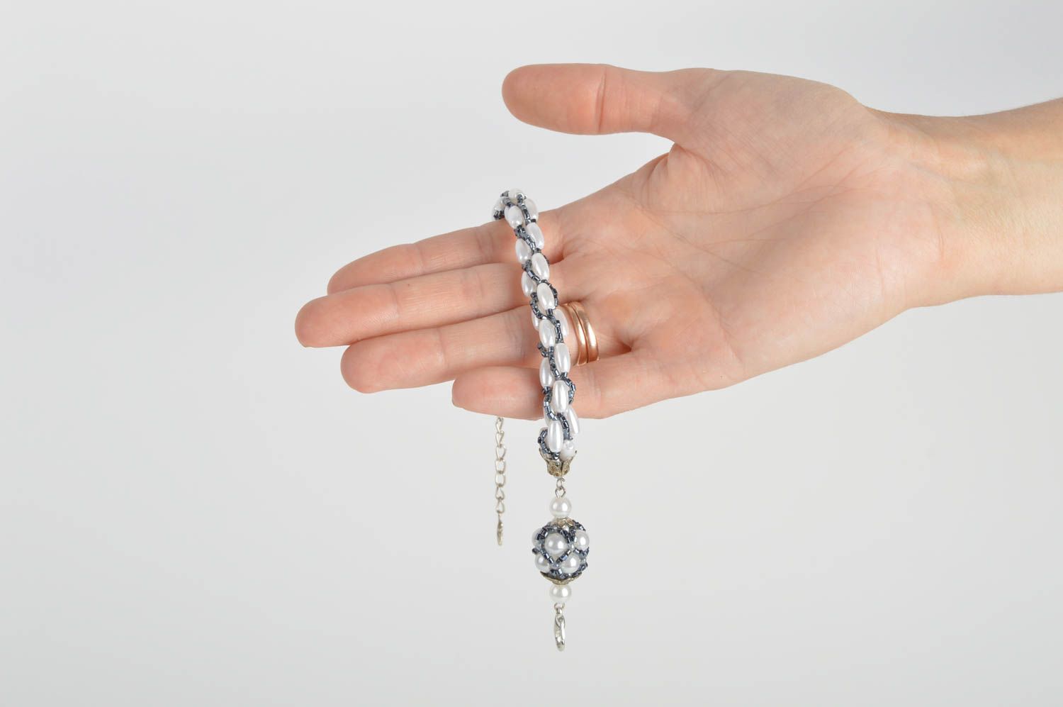 Bracelet en perles d'imitation et perles de rocaille blanc-noir fait main photo 5