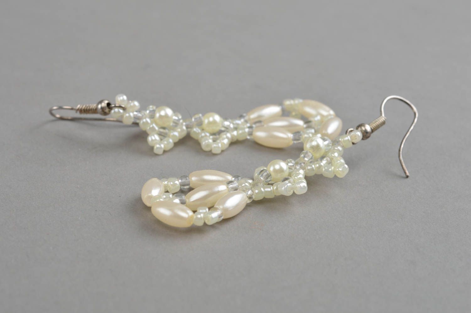 Boucles d'oreilles en perles fantaisie faites main pendantes blanches élégantes photo 3