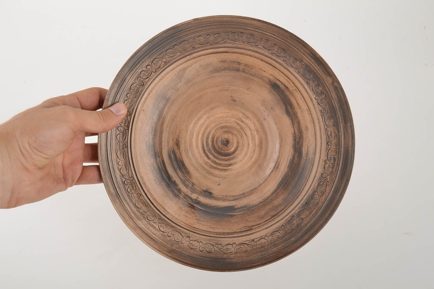 Красивая тарелка из белой глины ручной работы в технике гончарства с орнаментом фото 3