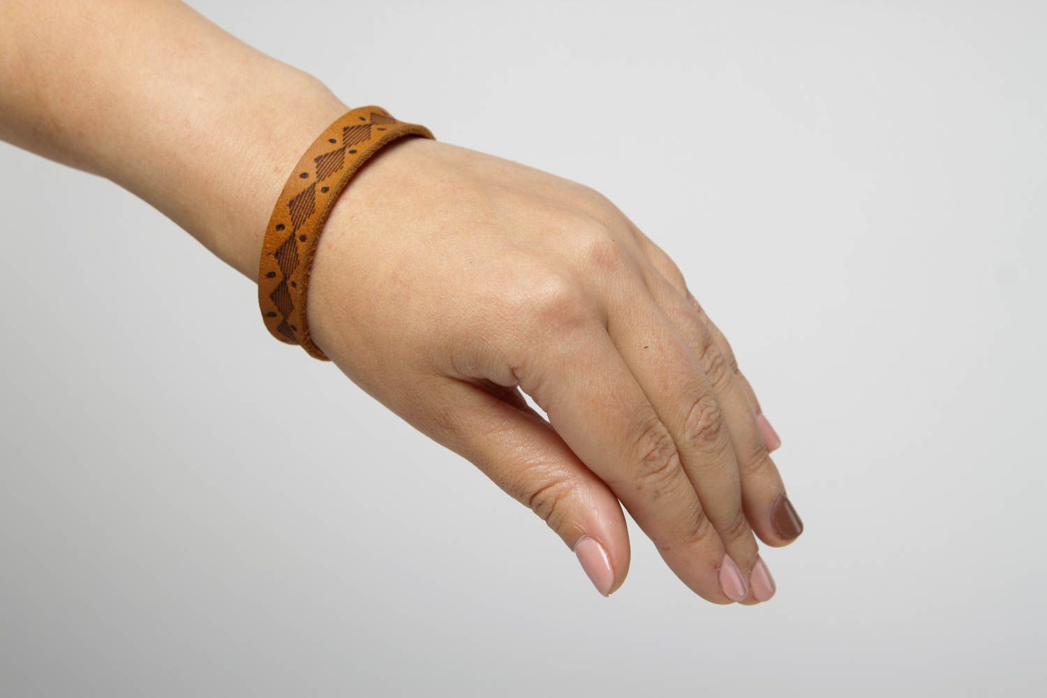 Bracelet en cuir Bijou fait main marron avec ornements Accessoire tendance photo 2