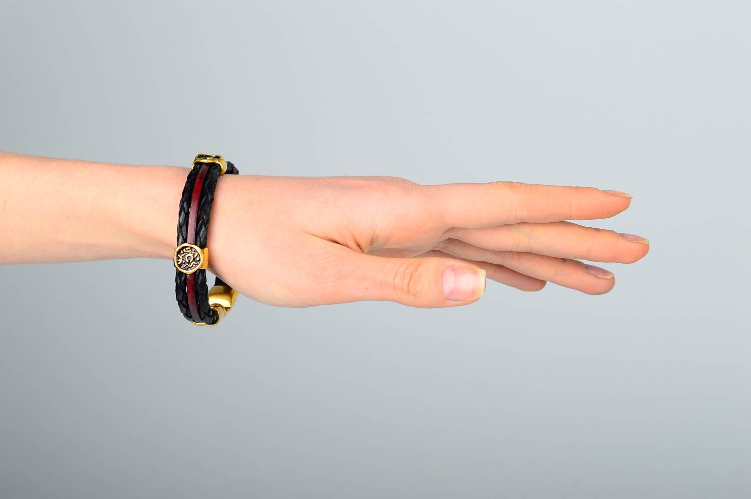 Кожаный браслет ручной работы черный браслет на руку украшение из кожи фото 2