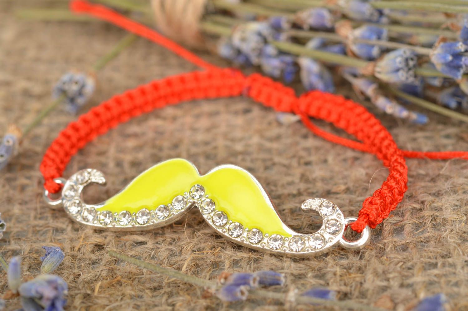Bracelet moustache rouge jaune tressé en fil ciré fin original fait main photo 1