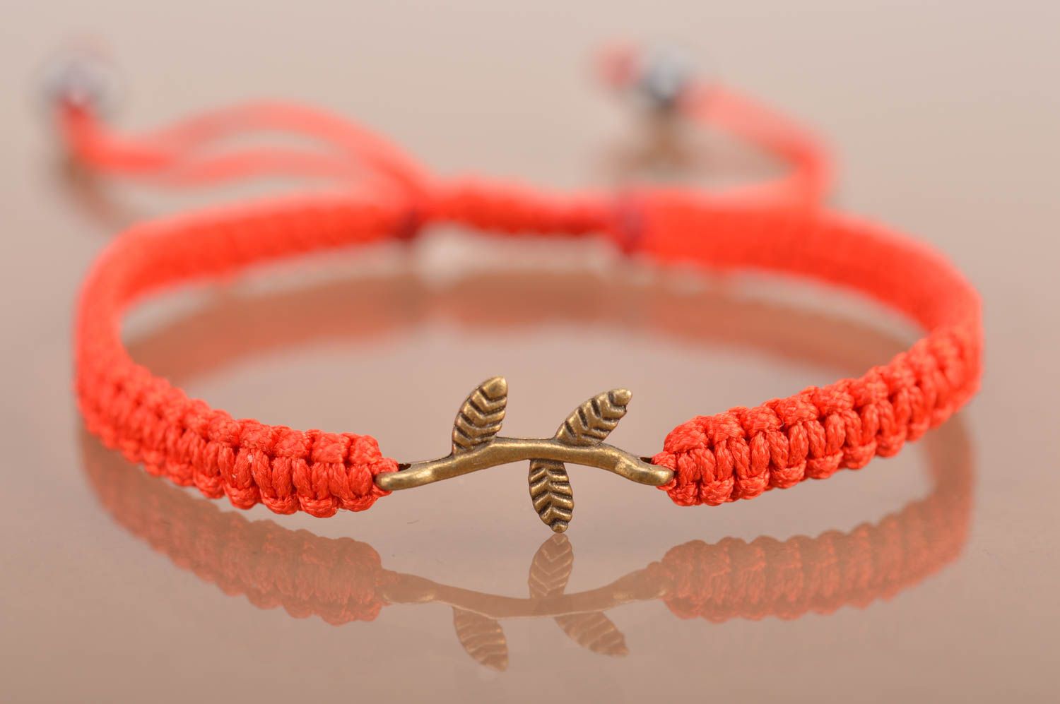 Geflochtenes dünnes rotes Armband handmade aus Seidenfäden mit Zweig für Damen foto 2