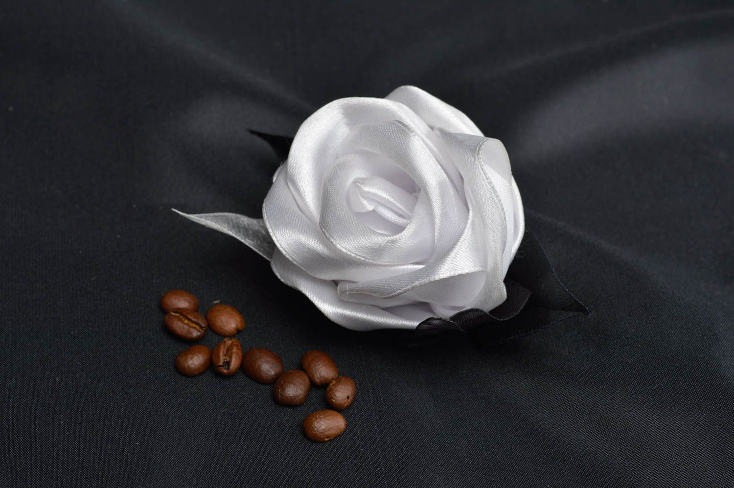 Weiße Brosche Rose aus Atlasbändern mit metallischer Stecknadel handmade foto 1