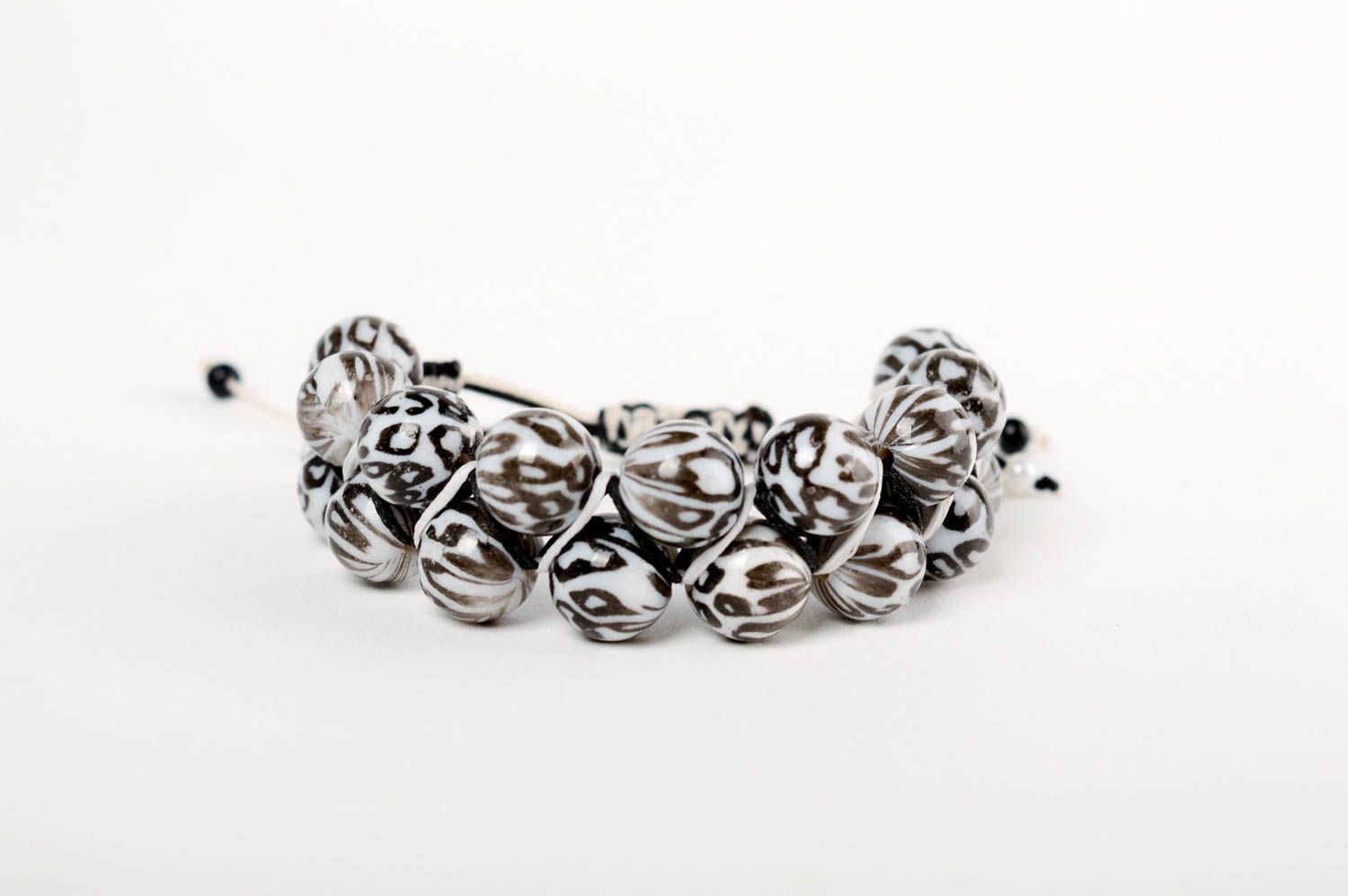 Bracelet en perles plastiques technique de macramé fait main blanc noir photo 2