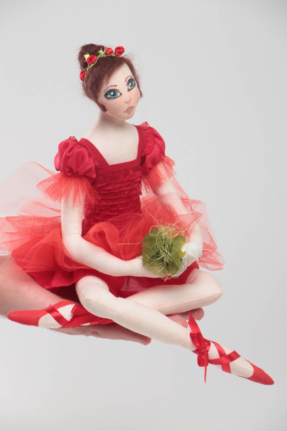 Bambola in stoffa fatta a mano ballerina bella in vestito rosso da decorazione

 foto 5