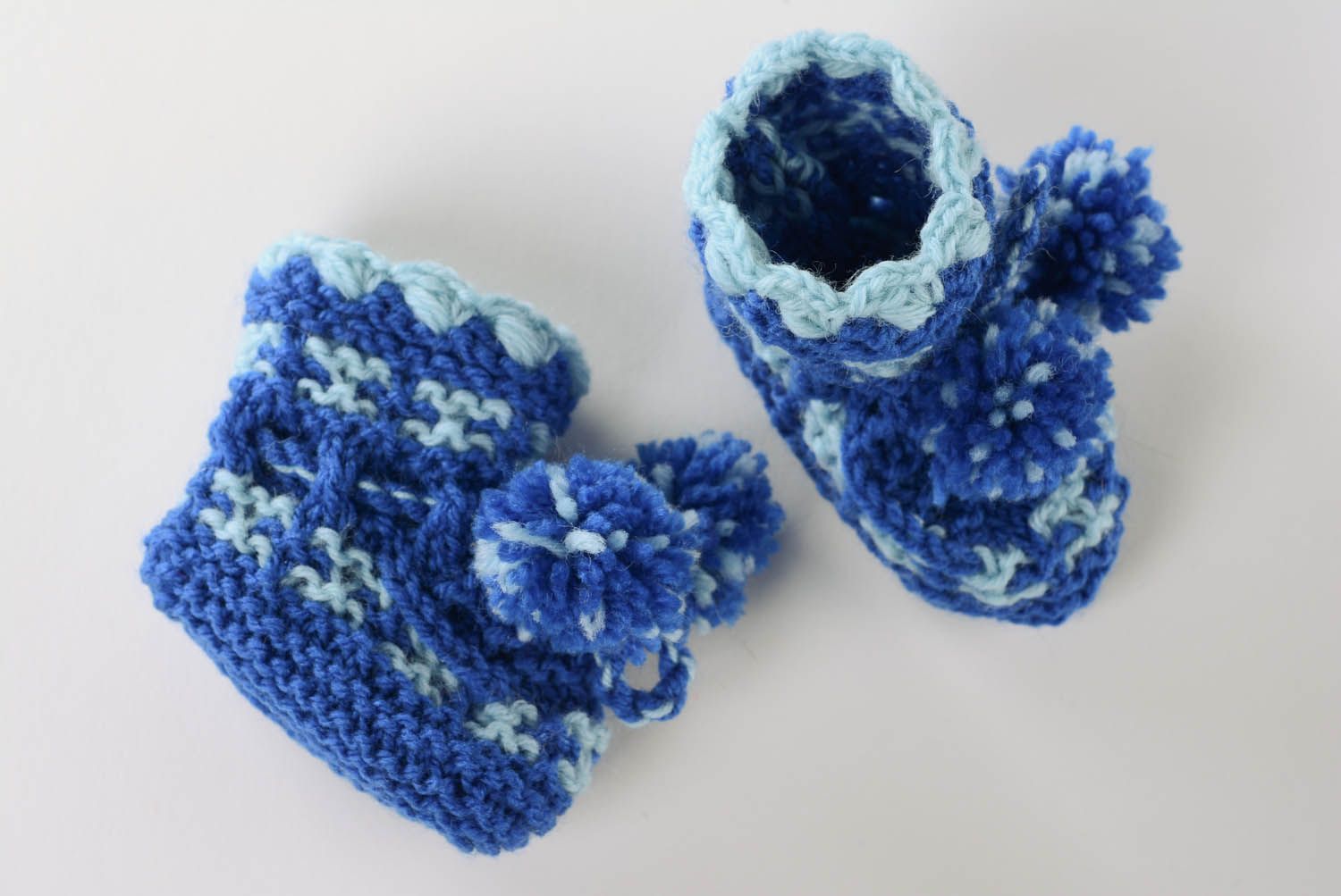 Botinhas azuis tricotadas a mão foto 5