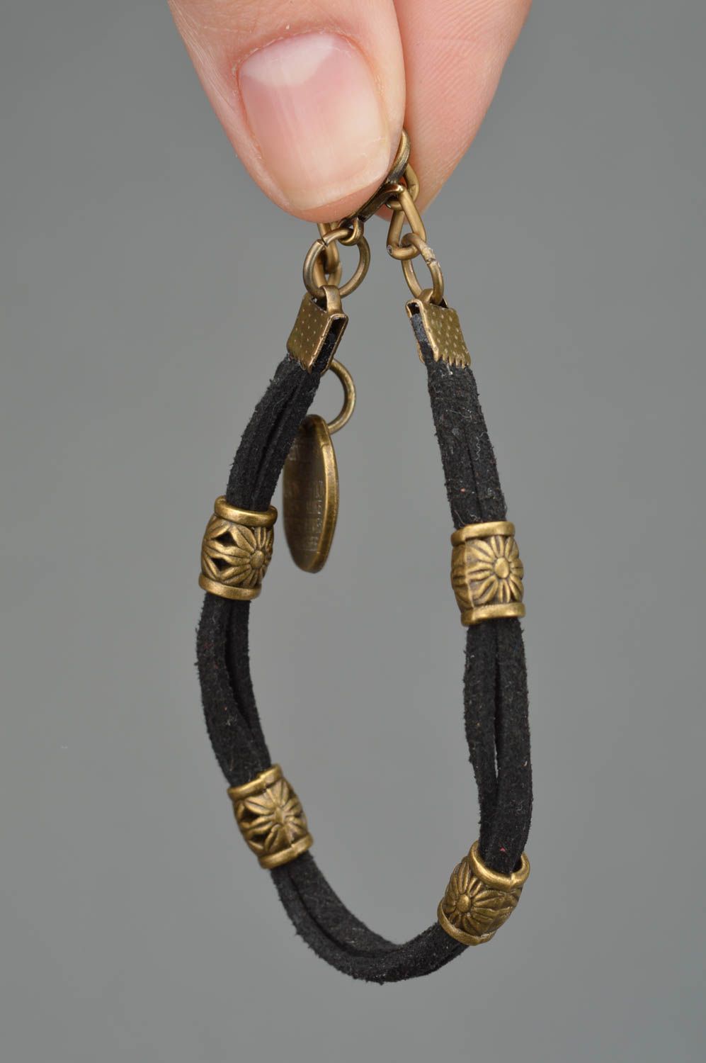 Bracelet en cordons de daim fait main noir avec métal de couleur de bronze photo 3