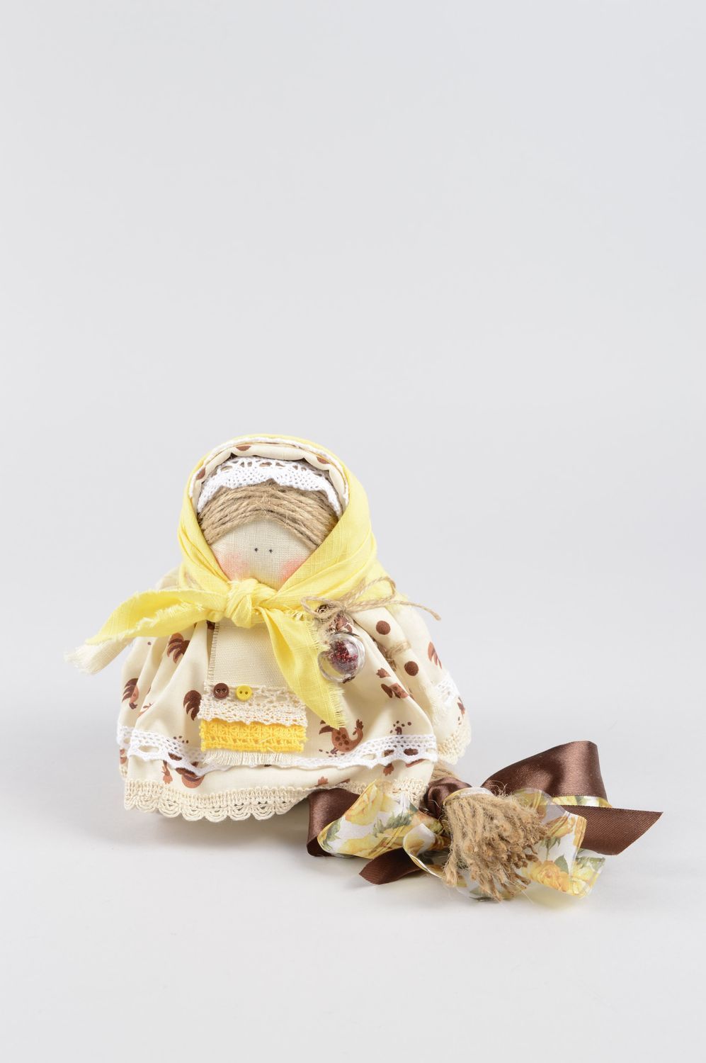Оберег дома кукла ручной работы тряпичная кукла с желтым платочком и косой фото 1