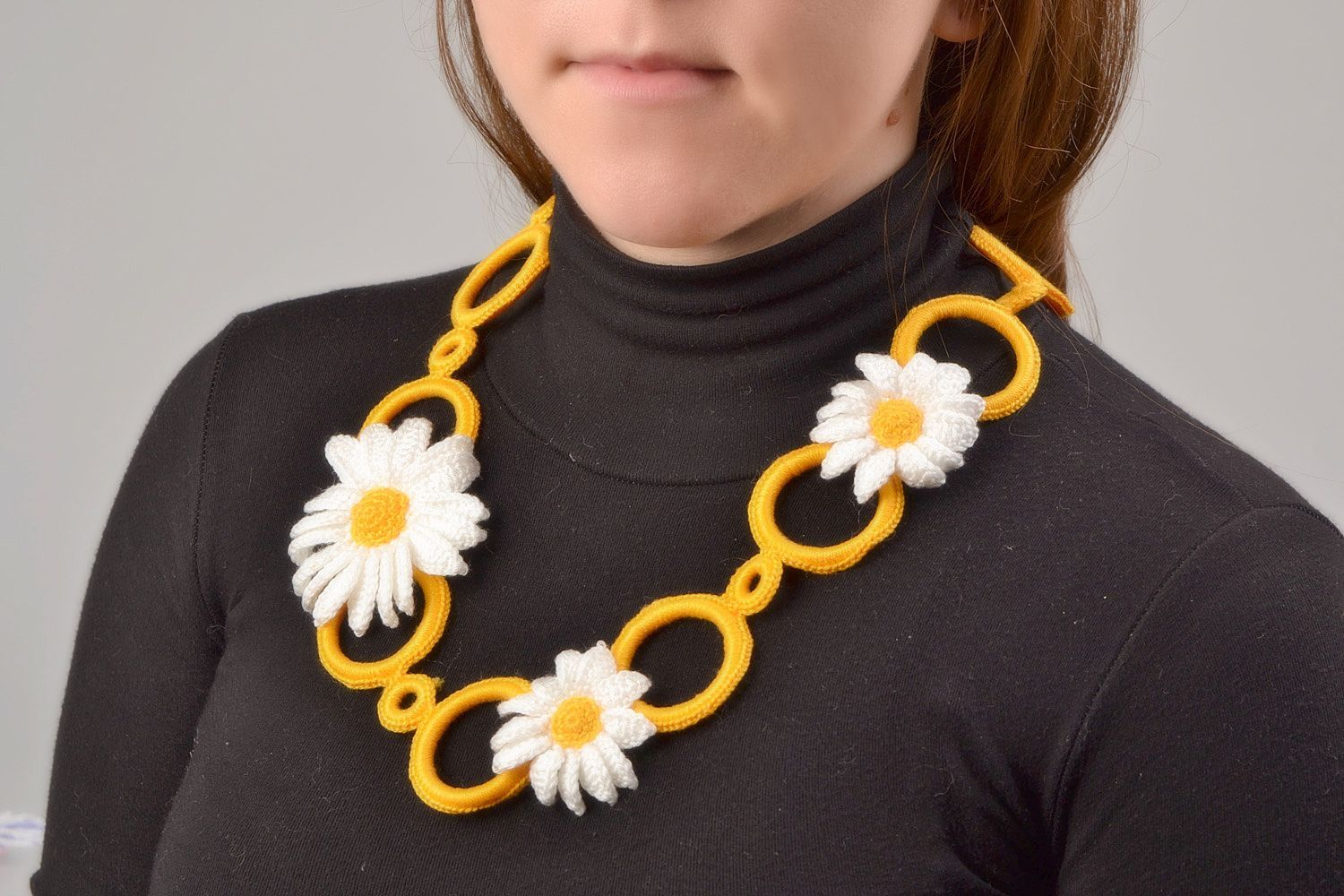 Handmade orange necklace with daisies braided of threads on plastic rings photo 1