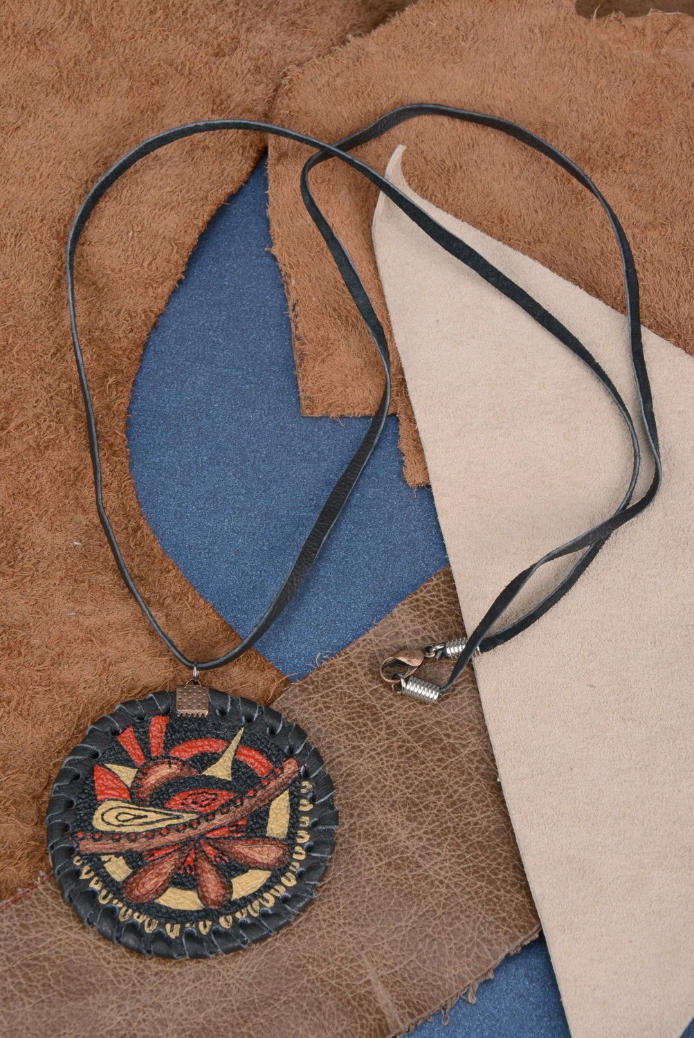 Collier pendentif fait main du cuir dans le style ethnique photo 5