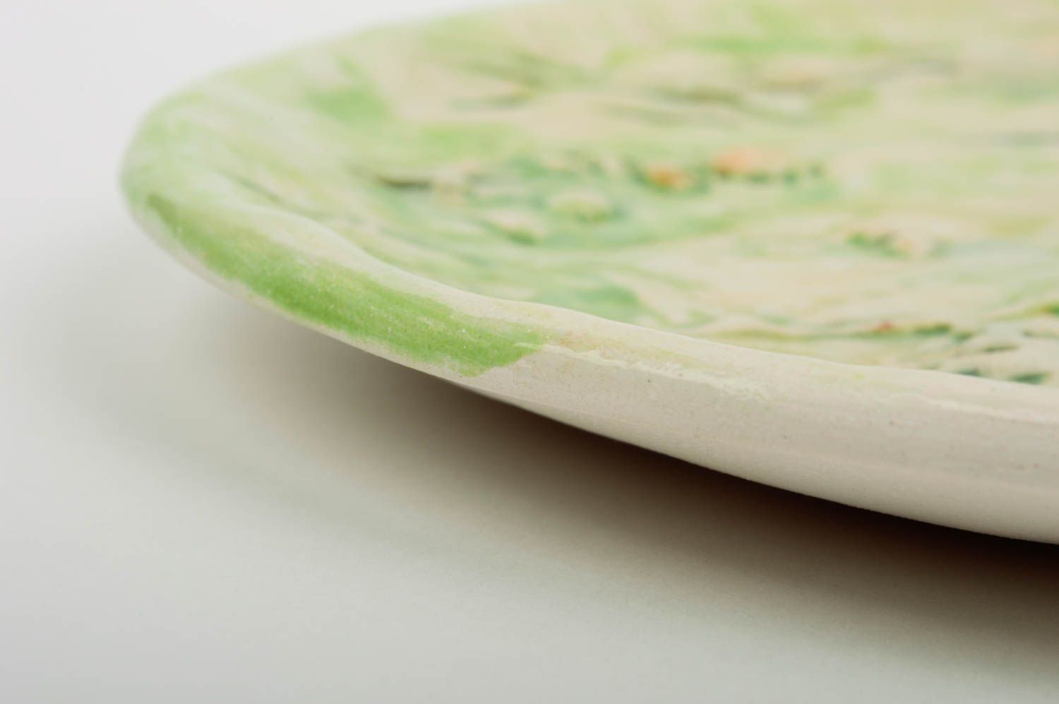 Салатовая керамическая тарелка расписанная глазурью ручной работы красивая фото 5