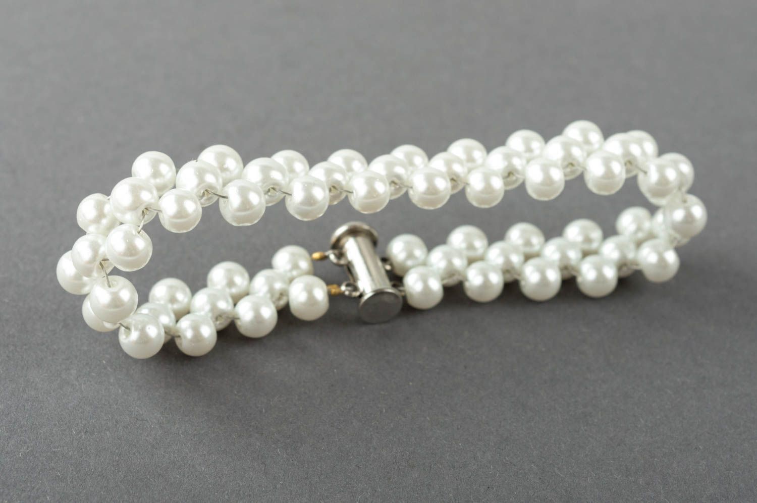 Handmade weißes Armband Perlen Schmuck Frauen Accessoire aus Kunstperlen schön foto 2