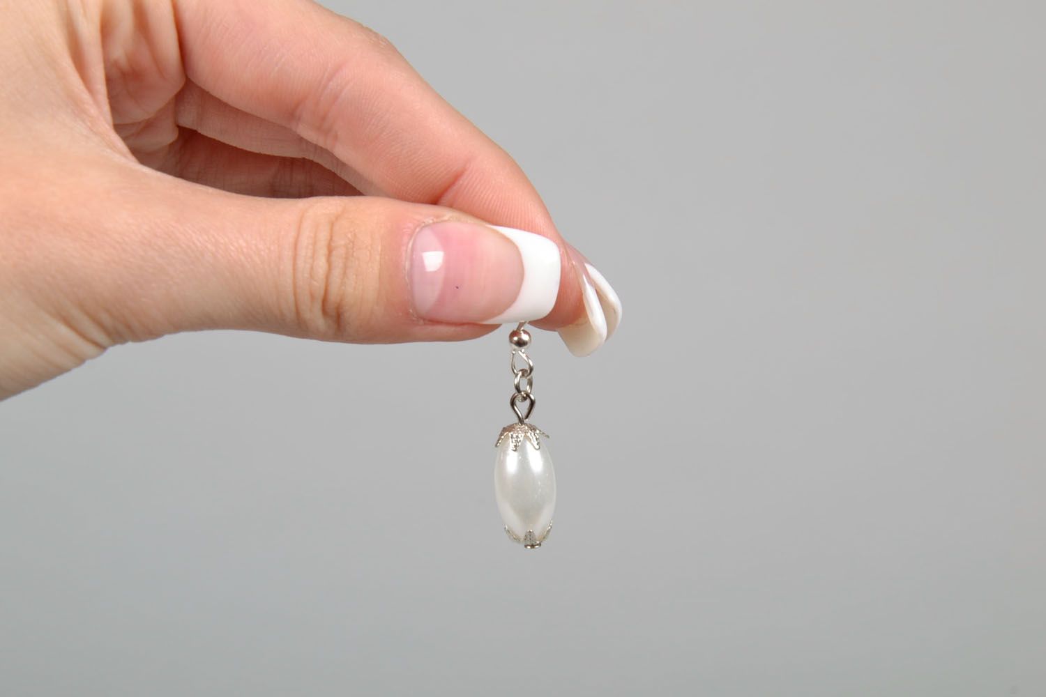 White beaded earrings photo 4