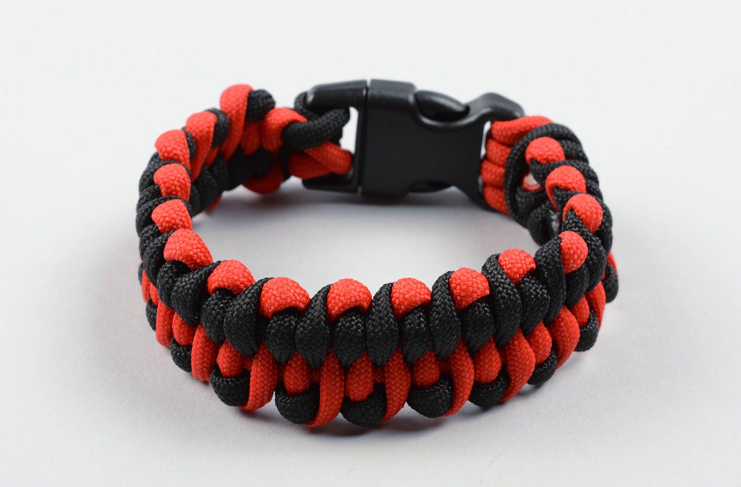 Bracelet paracorde rouge noir Bijou fait main Accessoire homme design original photo 1