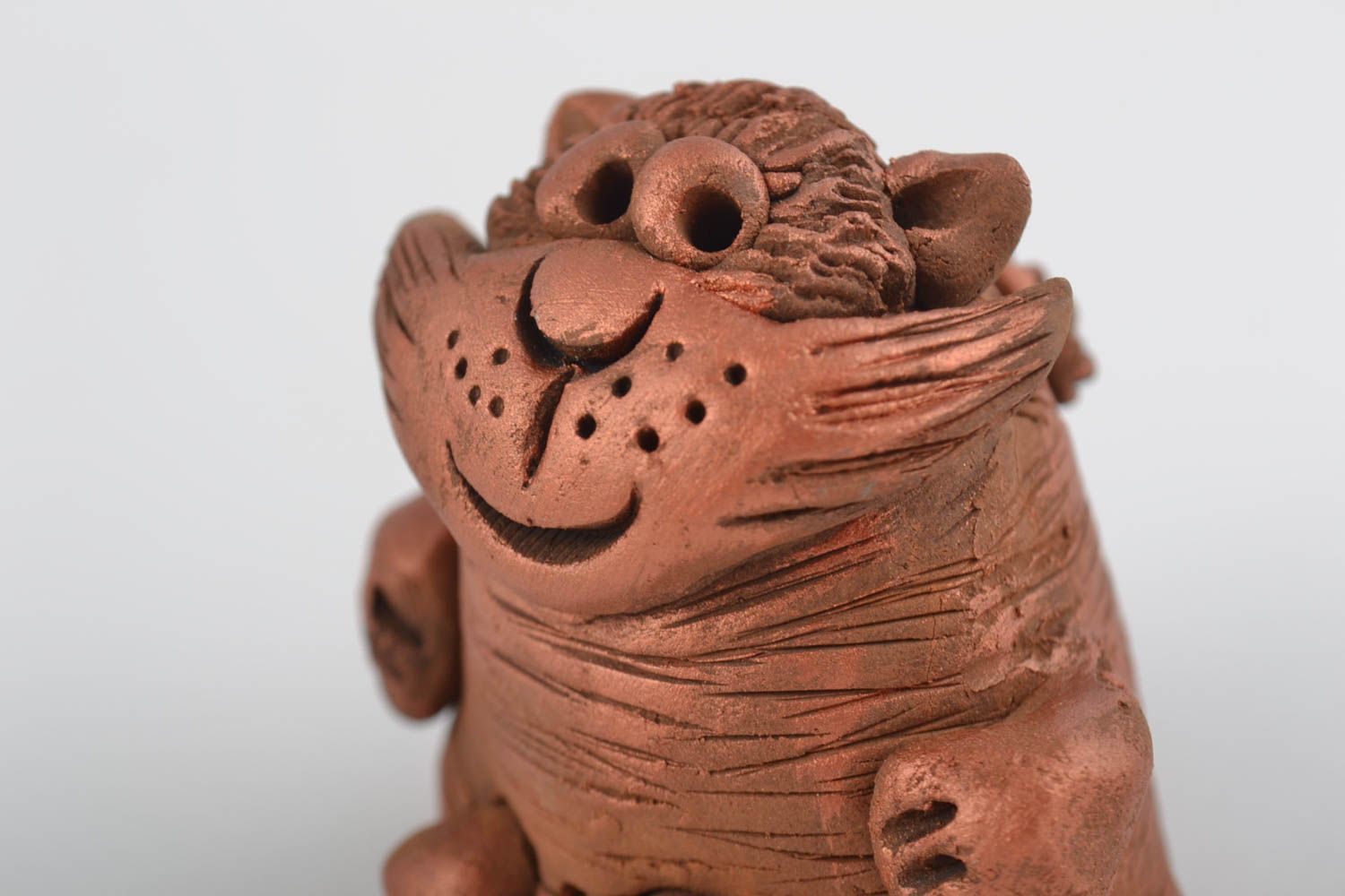 Figura original artesanal de cerámica modelada de arcilla con forma de gato foto 3