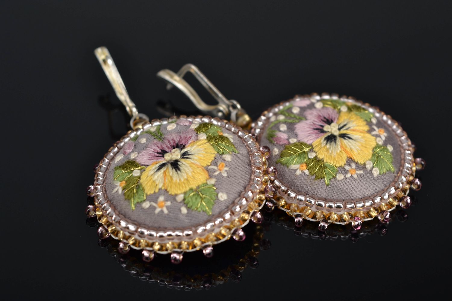 Pendientes artesanales bordados en realce con viola tricolor foto 1