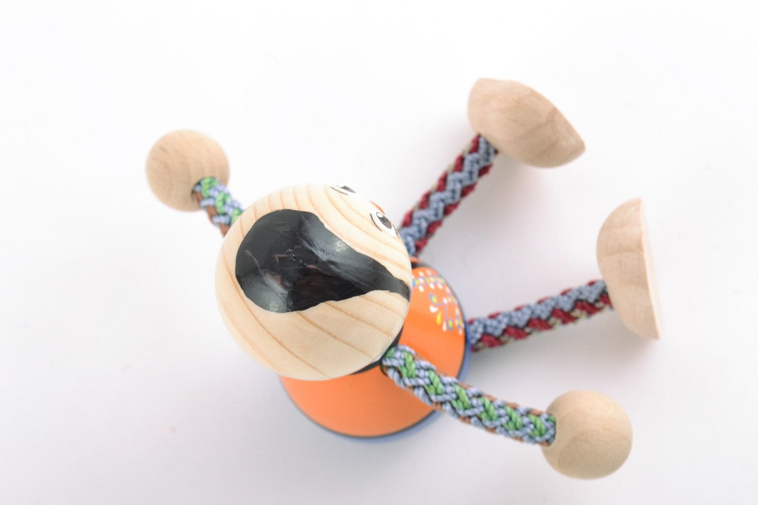 Bemaltes handmade Spielzeug aus Holz für Kinder Kosak im Ethno Stil foto 4