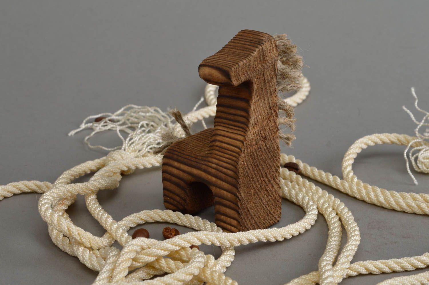 Figurine en bois de pin et cordons de lin faite main écologique marron Cheval photo 1