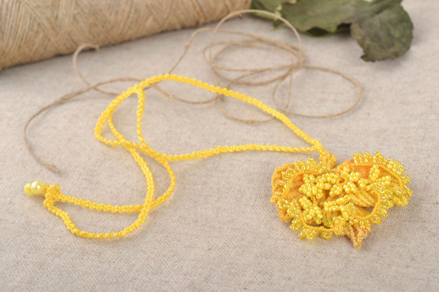 Украшение ручной работы подвеска на шею кулон из бисера анкарс Желтый цветок фото 1