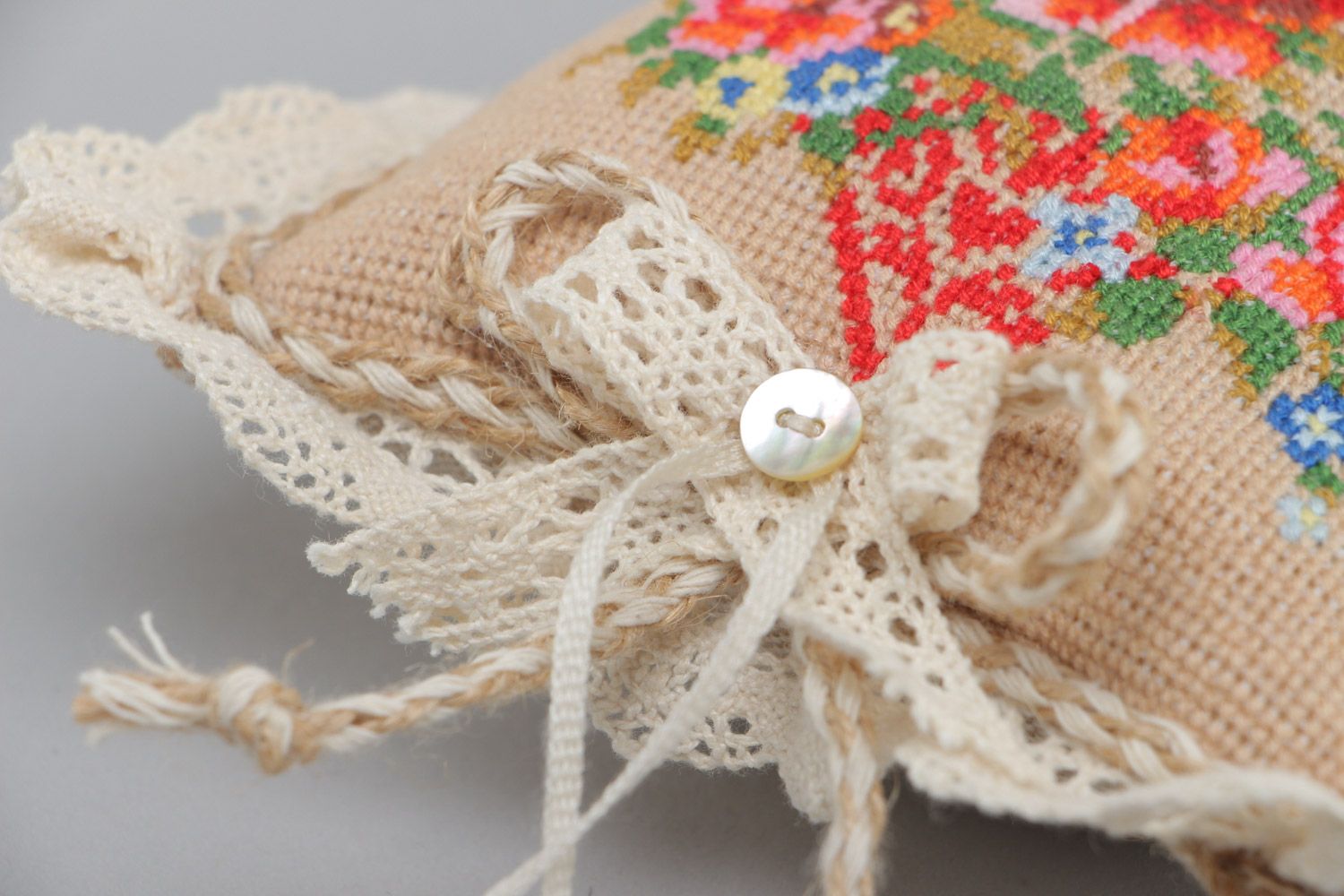 Подушечка для колец с вышивкой крестиком и кружевом ручной работы на свадьбу фото 4