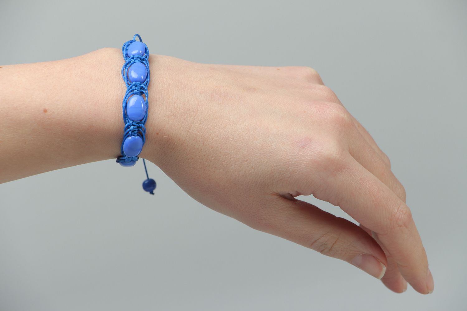 Плетеный браслет с бусинами голубой фото 3