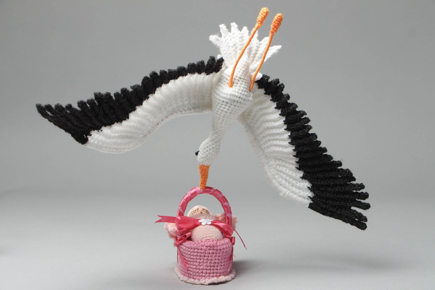 Gehäkeltes Spielzeug Storch mit Baby foto 3