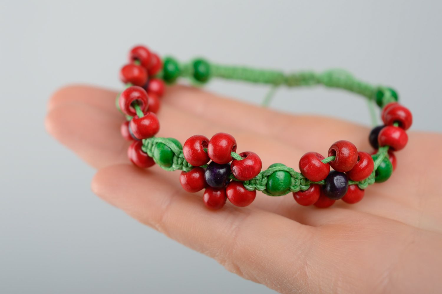 Bracelet de cheville avec perles de bois vert et rouge macramé fait main femme photo 3