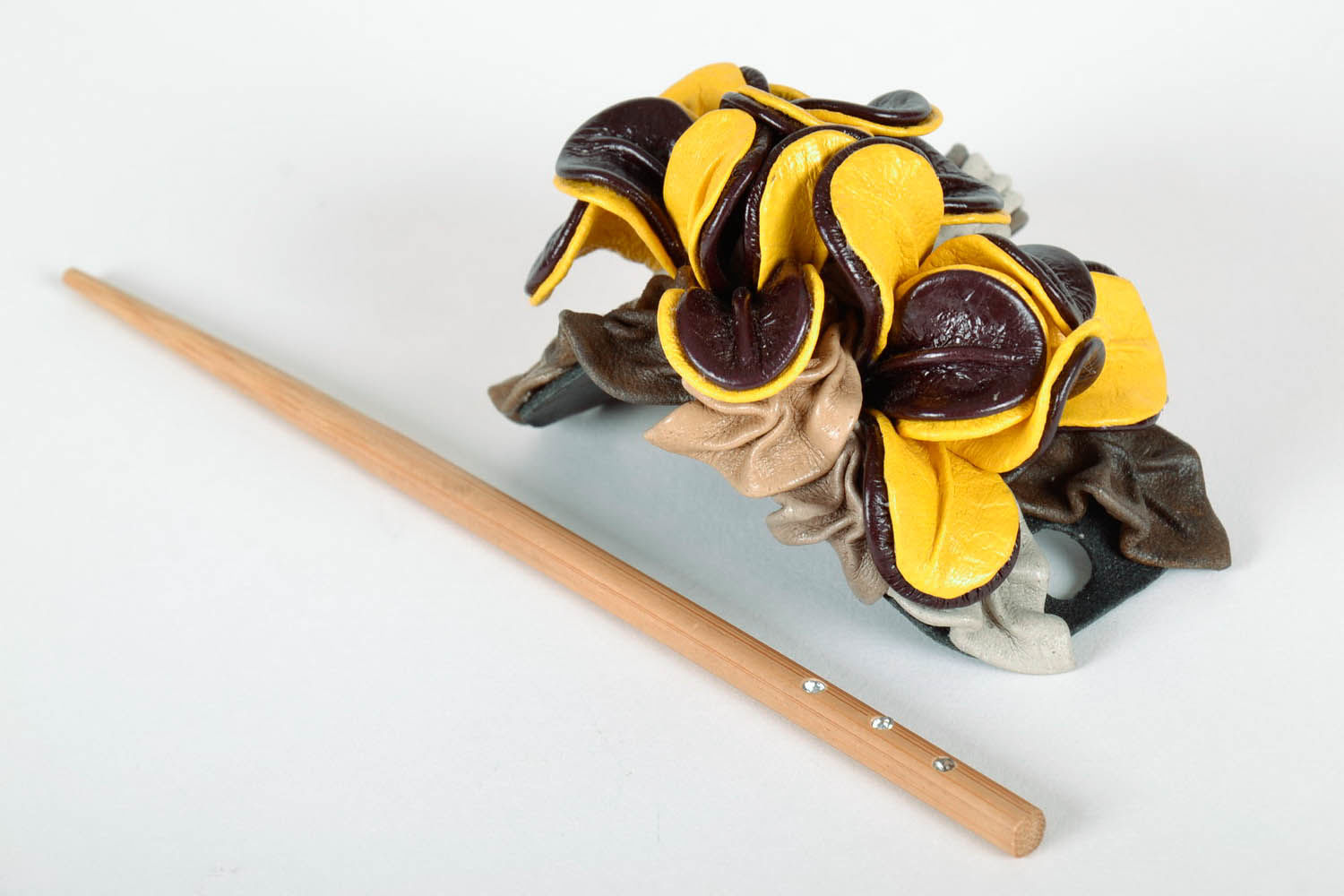 Pique à cheveux jaune avec fleurs artificielles en cuir naturel photo 4