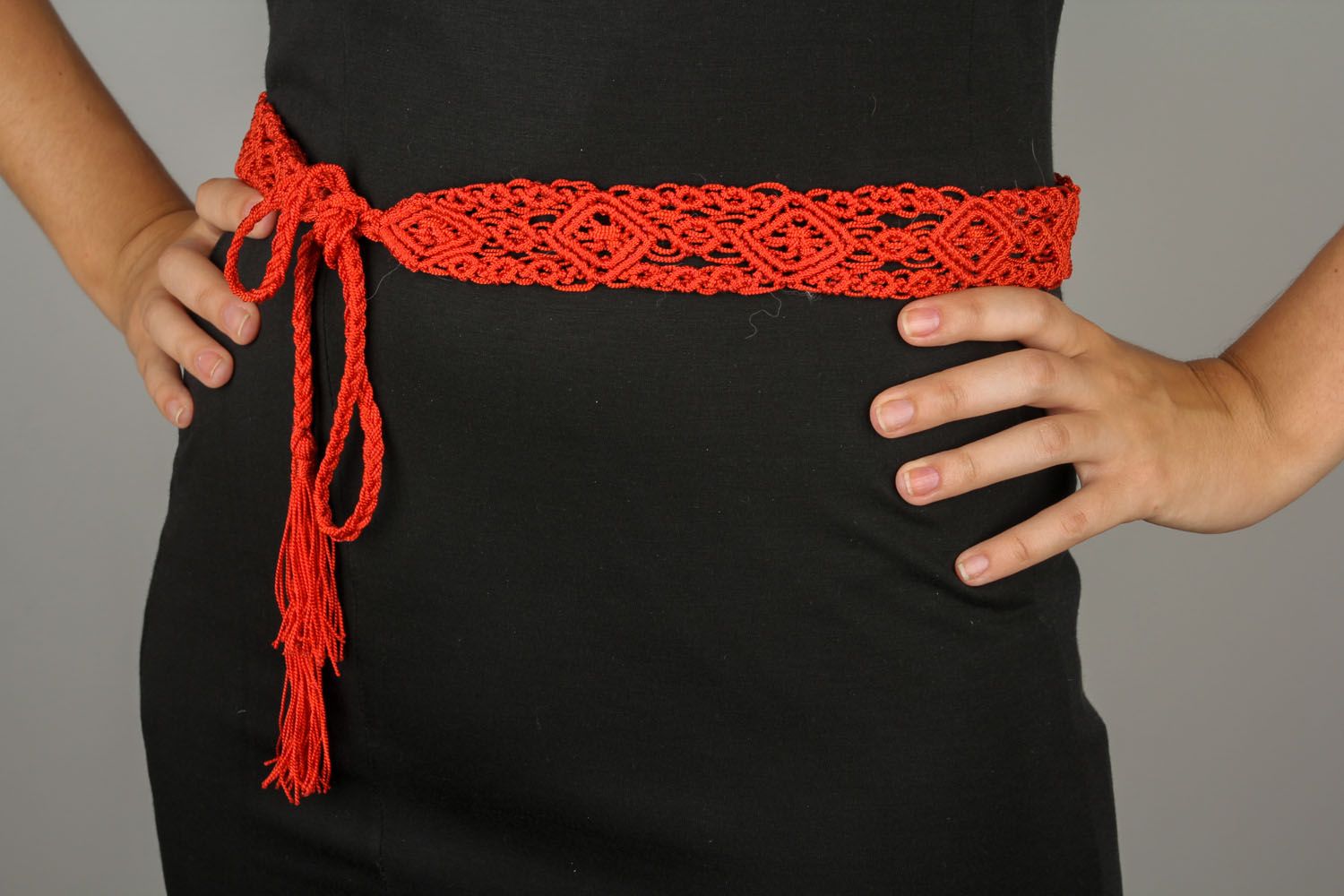 Red woven belt photo 1