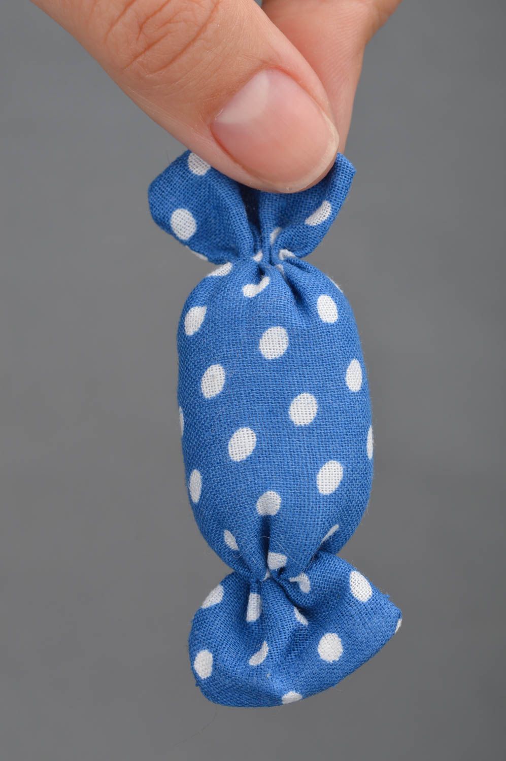 Broche bonbon en tissu de coton bleu à pois faite main accessoire pour fille  photo 3