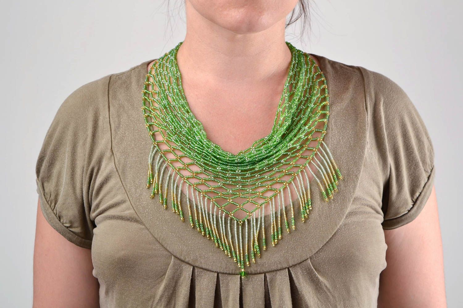 Зеленое ожерелье из бисера ручной работы в виде косынки оригинальное Листва фото 1