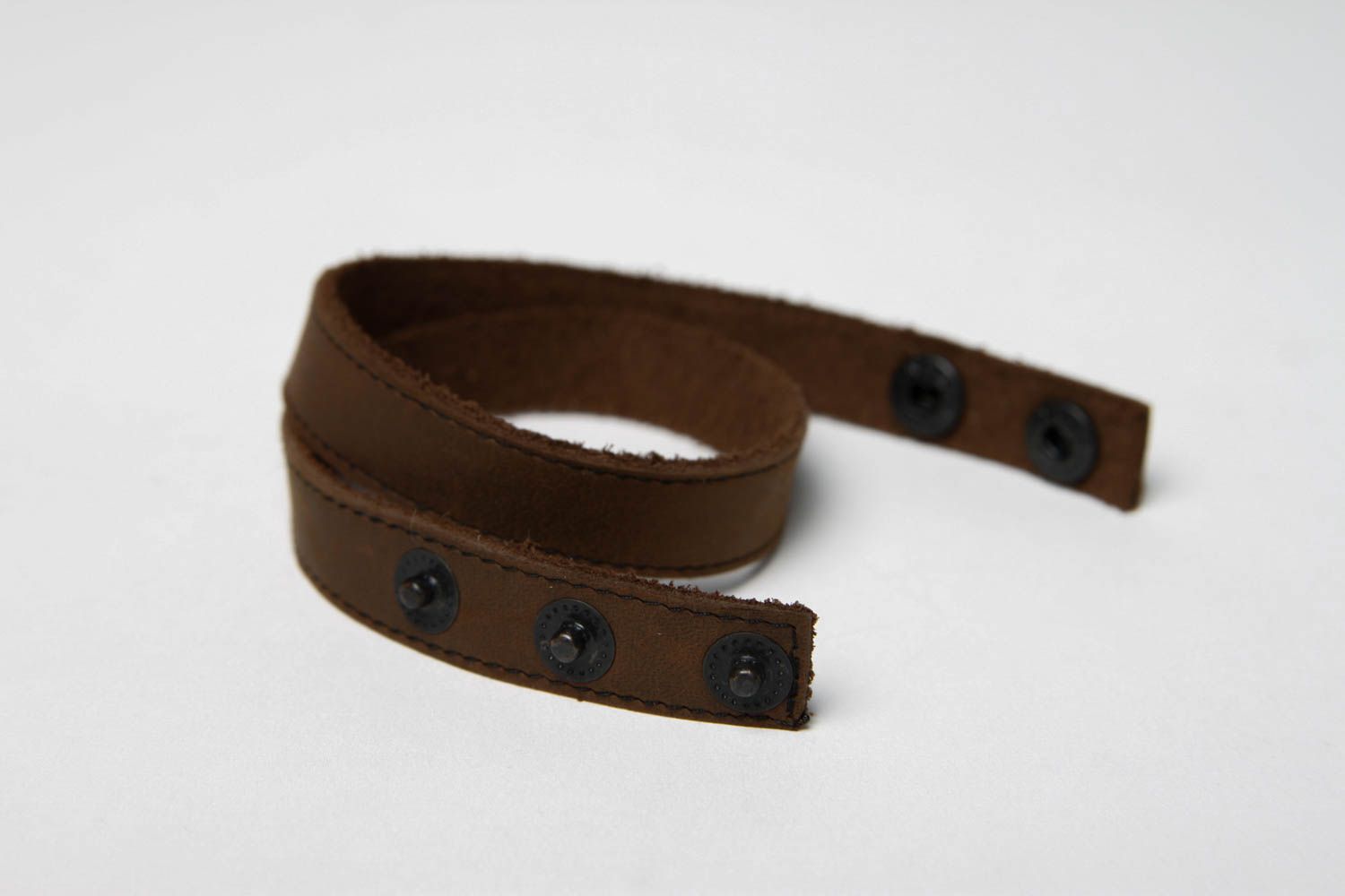 Bracelet en cuir Bijou fait main marron design simple Accessoire tendance photo 5