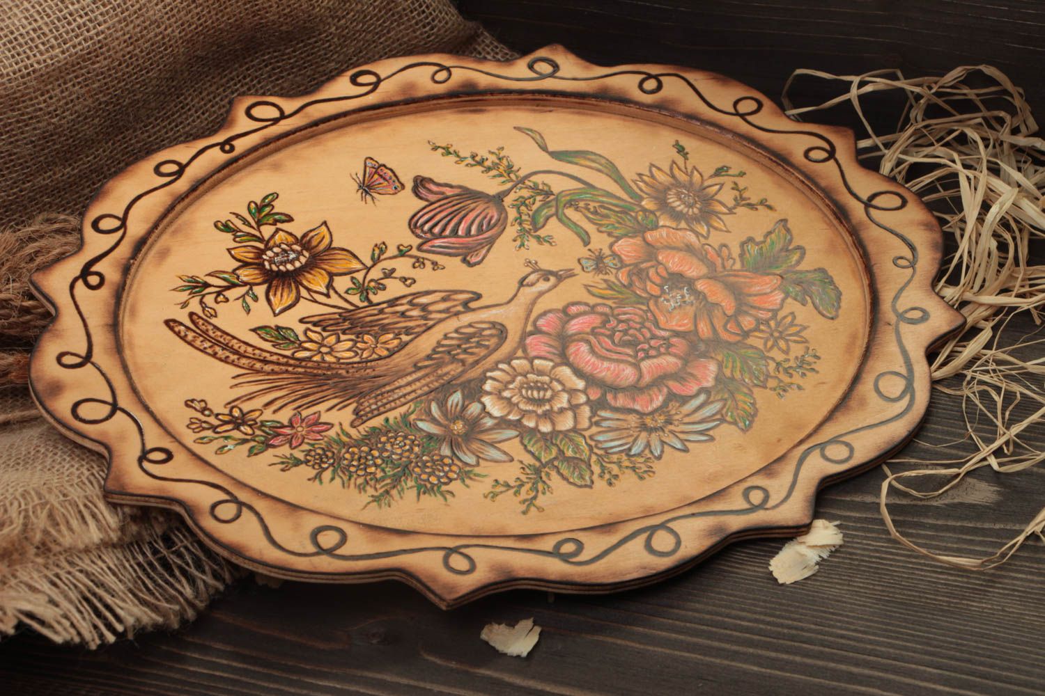 Подарочная тарелка ручной работы деревянная посуда с птицей сувенирная тарелка фото 1