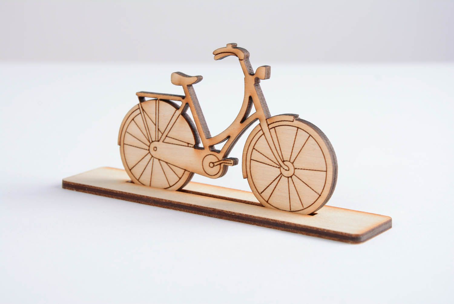 Vélo en bois à décorer en forme de bicyclette photo 2
