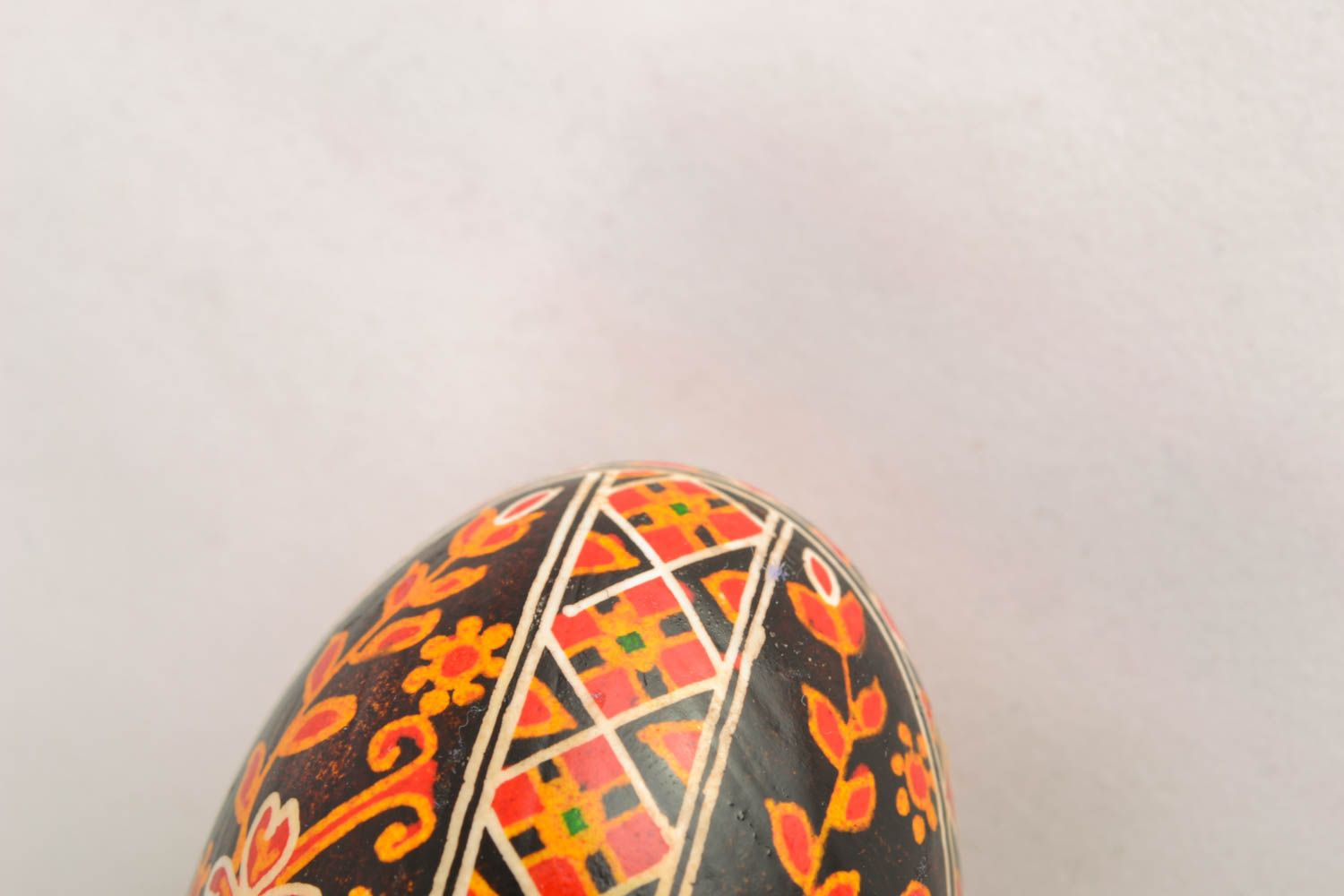 Oeuf de Pâques peint fait main noir à motif rouge décoration originale photo 3