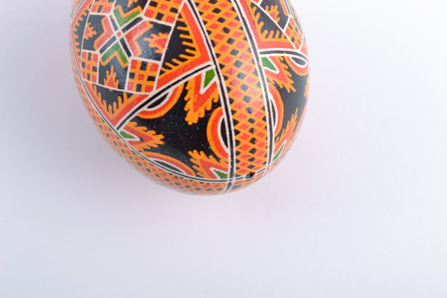 Яркое расписное куриное яйцо ручной работы с разноцветными орнаментами фото 4