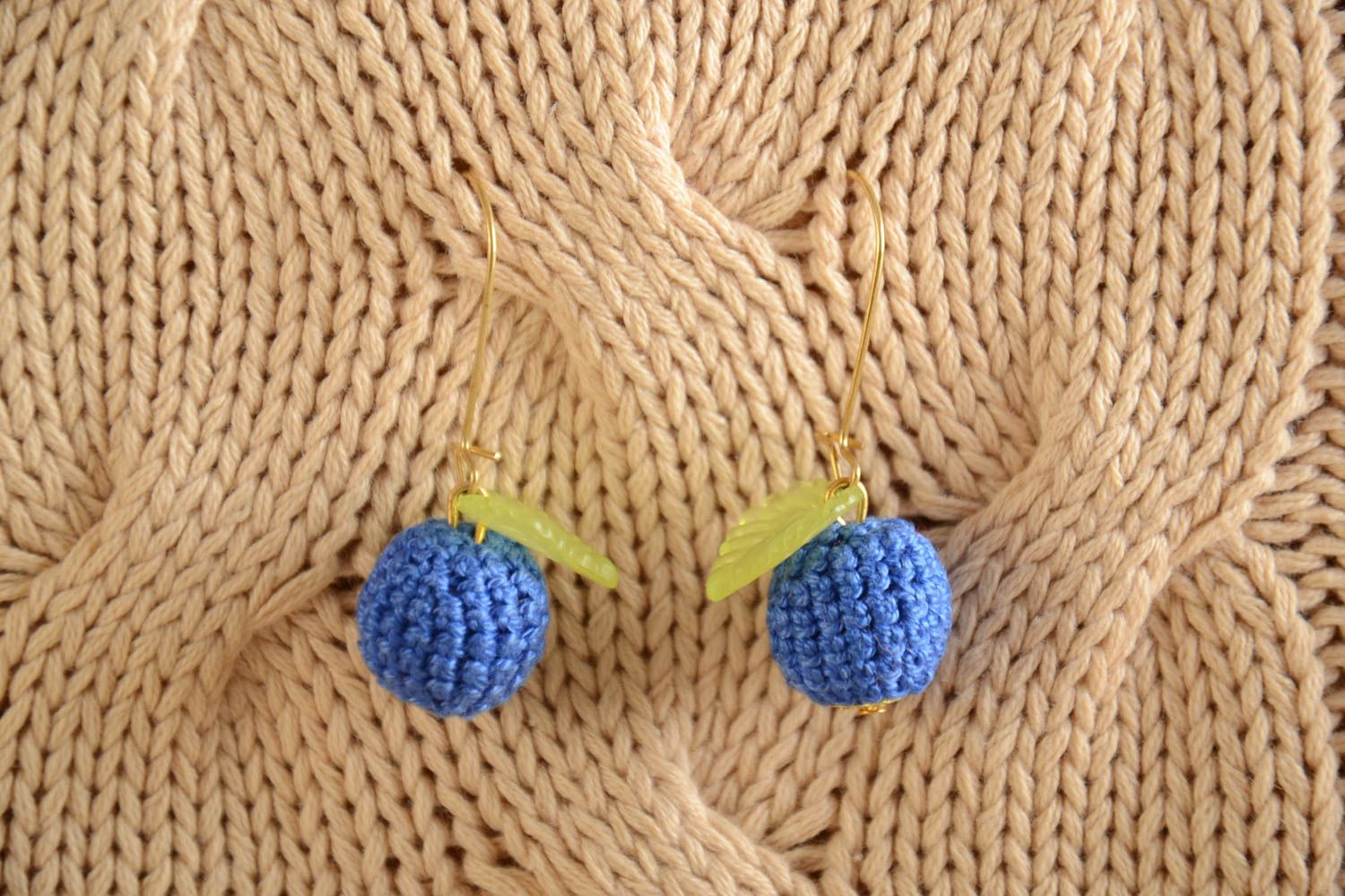 Boucles d'oreilles pendantes tricotées au crochet de créateur faites main bleues photo 1