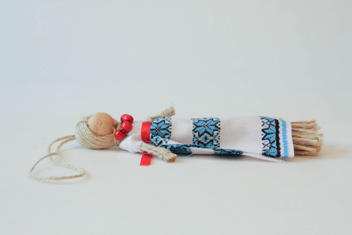 Boneca étnica protectora feita à mão de tecidos naturais com bordados à mão foto 3