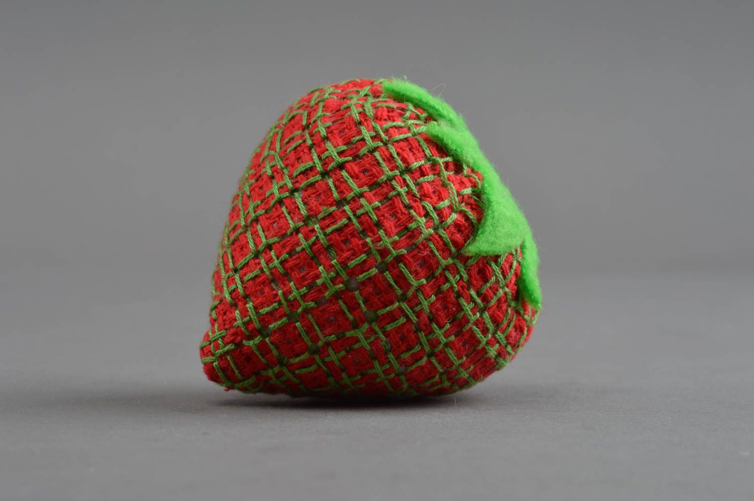 Интерьерная игрушка клубника из канвы с вышивкой красная ручной работы фото 2